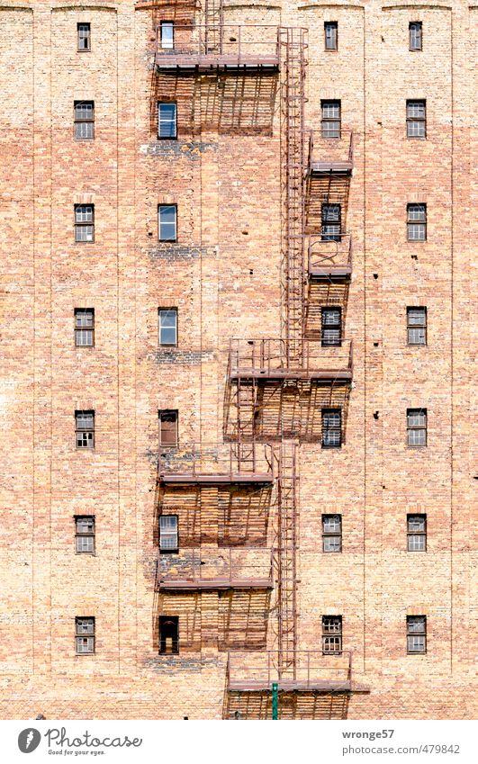 Fluchtweg für Schwindelfreie Leiter Magdeburg Deutschland Sachsen-Anhalt Europa Menschenleer Haus Industrieanlage Gebäude Silo Speicher Mauer Wand Treppe