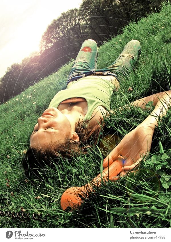 Sunshine is calling Telefon Frau Wiese Feld Wald Sonne grün genießen Erholung Publikum liegen orange flower Natur lachen grass Neigung