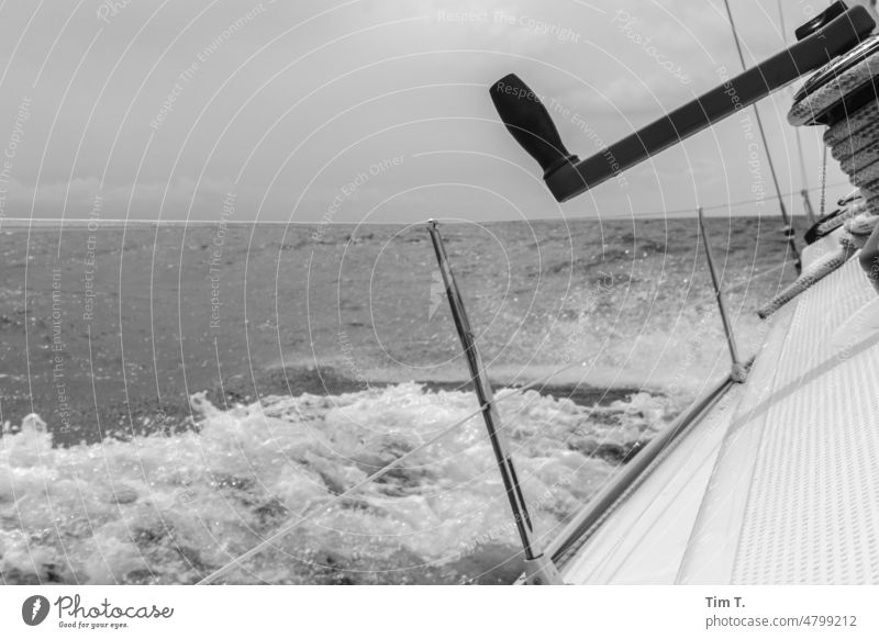 Backbord auf einem Segelschiff Segeln bnw Ostsee Frühling Meer Wasser Außenaufnahme Tag Segelboot Menschenleer Himmel Ferien & Urlaub & Reisen Schifffahrt