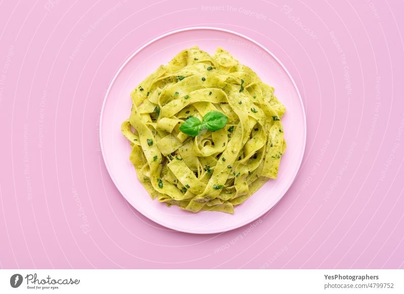 Pasta mit Pesto-Sauce minimalistisch auf einem rosa Hintergrund oben alfredo Basilikum hell Kohlenhydrate Farbe gekocht Küche lecker Abendessen Speise Fettuccin