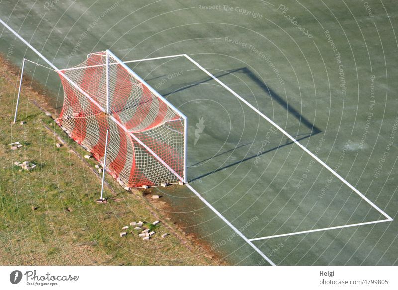 Fußballtor auf einem Sportplatz aus der Vogelperspektive Tor Fußballplatz Gras Linien Licht Schatten Netz menschenleer Sportstätten Freizeit & Hobby Spielfeld