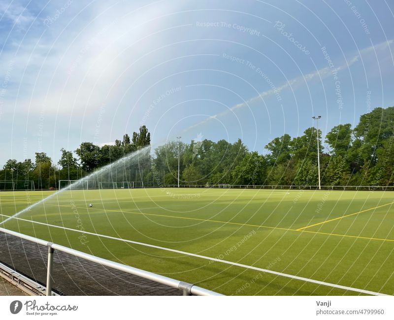 Leeres Fußballfeld mit Wassersprenger Rasen Kunstrasen grün Sport draußen Linie Fußballplatz Spielfeld Sportplatz Freizeit & Hobby Sportrasen Sportstätten