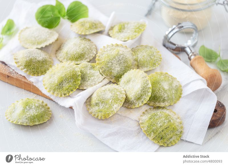 Frische hausgemachte Ravioli mit Basilikumteig Aroma aromatisch Käse Essen zubereiten Küche lecker Abendessen Teigwaren Hartweizen gefüllt Lebensmittel frisch