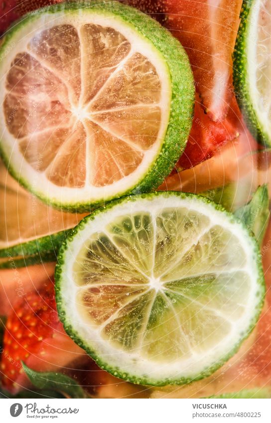 Nahaufnahme von infundiertem Wasser mit Limette und Erdbeere. abschließen aufgegossenes Wasser Kalk Erdbeeren Sommer erfrischend trinken Früchte