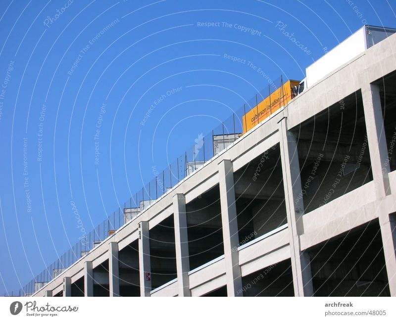 On top of it all Paris Parkhaus Lastwagen Himmel Beton Stadt Industriefotografie Zaun carpark sky architecture concrete fence Architektur