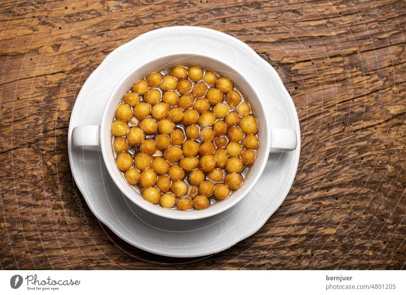 Bayerische Erbsensuppe auf Holz Backerbsensuppe Aufsicht Backen Perle frisch essen Hintergrund gebraten Essen lecker Teig typisch Bouillon Vorspeise Gang