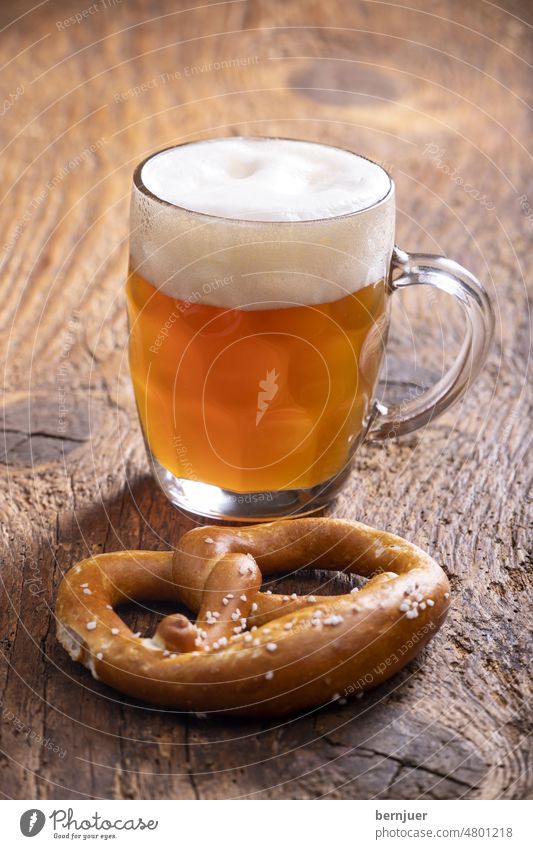 Bayerisches Bier und eine Brezel Oktoberfest deutsch bayern blau Küche Bar Handwerk Snack Kneipe Brezn Taverne Bierkrug Serviette Kopf bayerisches Bier braun