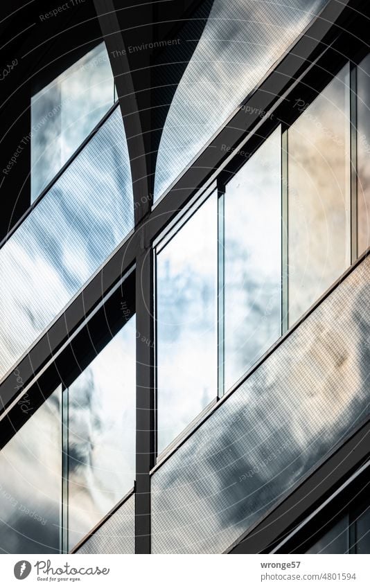 Wolken spiegeln sich in den Fenstern eines Wohnhauses Himmel Wolkenhimmel Spiegelung Reflexion & Spiegelung Fensterscheiben Fensterfront Glasscheiben Gebäude