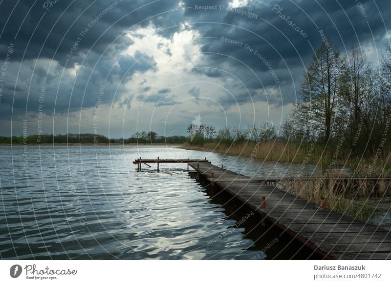 Holzsteg in einem See und bewölkter Himmel Pier wolkig Wasser Natur hölzern Cloud Landschaft blau Sommer reisen Horizont Windstille Hintergrund im Freien