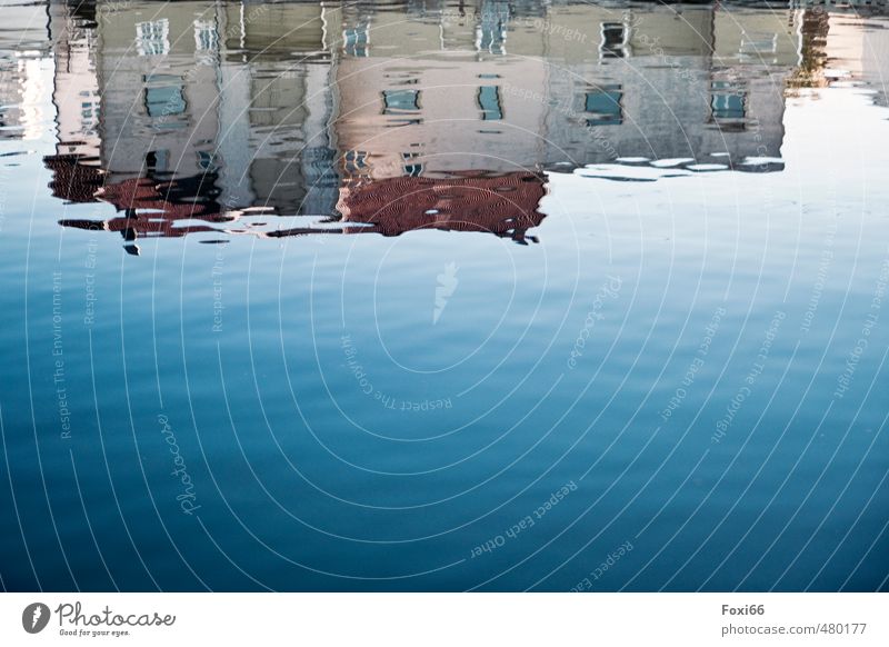 Spiegelung Umwelt Luft Wasser Himmel Sommer Bucht Fjord Dorf Fischerdorf Menschenleer Haus Gebäude Beton Holz Glas Freundlichkeit glänzend blau rot weiß Leben