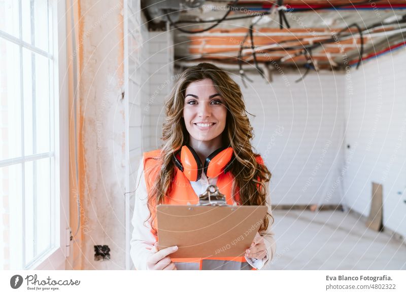 Inspektorin oder Architektin, die eine Küche auf der Baustelle überprüft. Heimwerken Frau Überprüfung heimwärts Laptop unkenntlich Handy Blaupausen