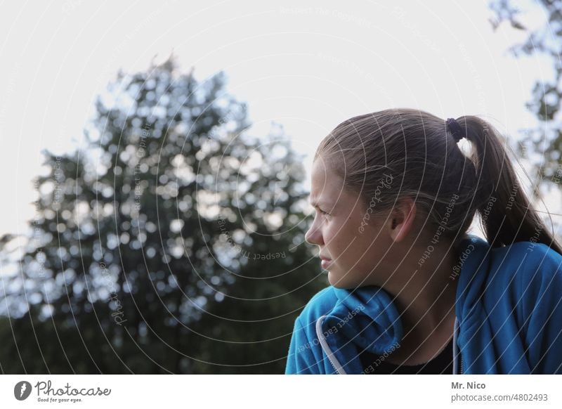 girl Junge Frau natürlich Zopf langhaarig beobachten nachdenklich Schüchternheit innehalten Wegsehen ruhig verträumt einzigartig Blick Sehnsucht Porträt Sorge