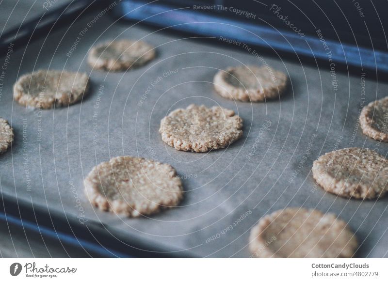 Selbstgebackene Kekse auf einem Backblech Lebensmittel süß Dessert Cookies Snack Zucker Biskuit Bäckerei Gebäck Nahaufnahme weiß lecker selbstgemacht Brot