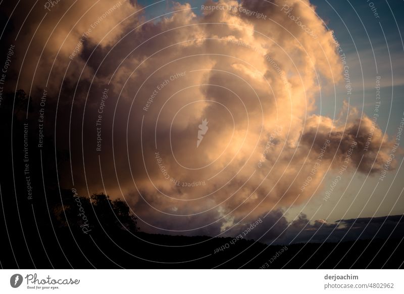 Unheimliche Wolken  Erscheinung am weiten Himmel über dem Land. Wolken Stimmung Kontrast Abenddämmerung Landschaft Horizont Silhouette Außenaufnahme