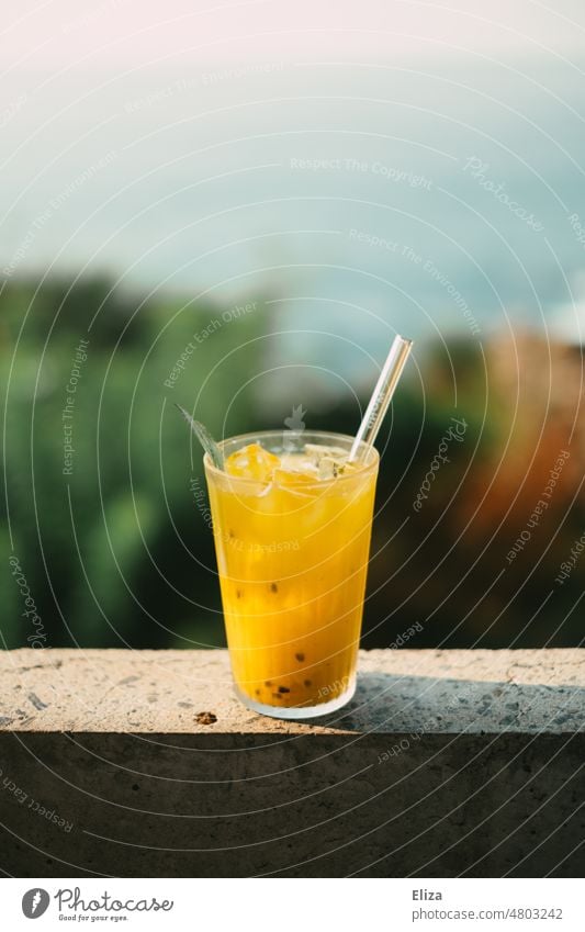 Gelbes Getränk in einem Glas mit wiederverwendbarem Glasstrohhalm gelb Strohhalm Erfrischung Cocktail Sommer Limonade Saft Erfrischungsgetränk sommerlich warm