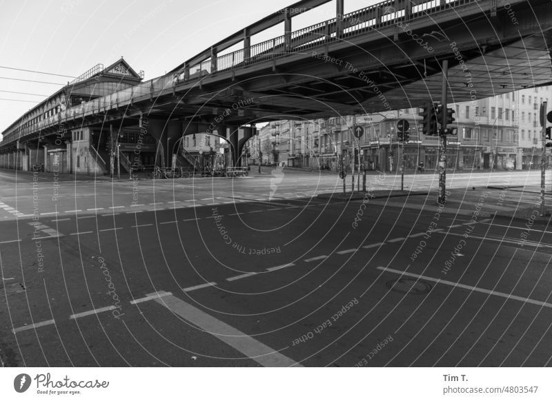 eine Straßenkreuzung mit Hochbahn in Berlin Prenzlauer Berg bnw s/w Bahnhof Eberswalder Straße Hauptstadt Stadtzentrum Außenaufnahme Menschenleer