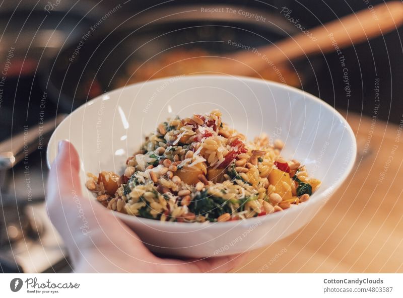 Orzo mit Gemüse und Fleisch orzo Mahlzeit Abendessen Speise Gesundheit Küche Lebensmittel Feinschmecker Schalen & Schüsseln traditionell Essen zubereiten