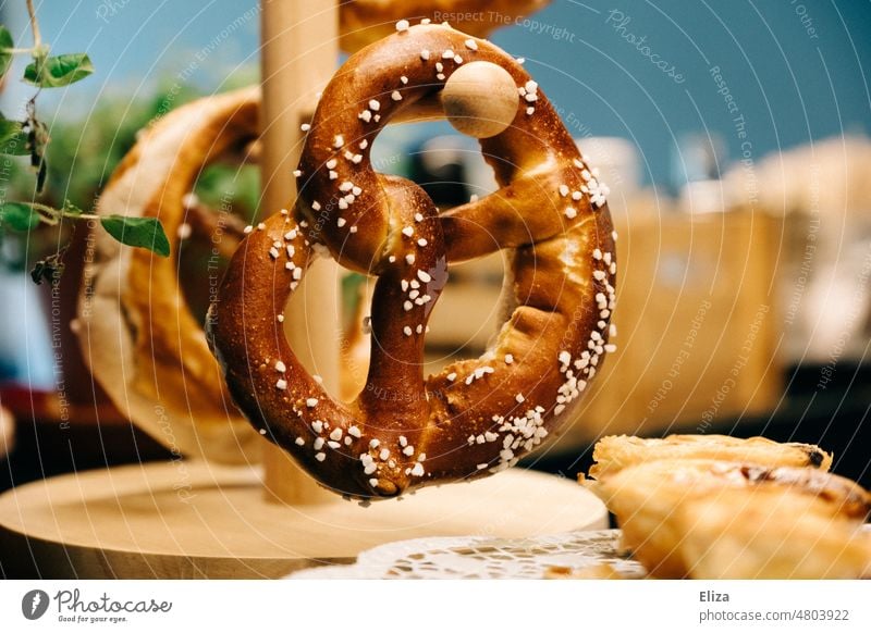 [hansa BER 2022] Breze am Brezenständer Brezel Brezn Gebäck rustikal braun Brezelständer Oktoberfest bayerisch Lebensmittel Essen Snack