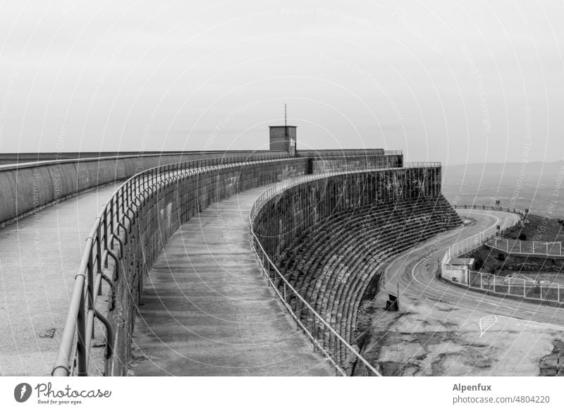 Massiv Staumauer Außenaufnahme Landschaft massiv Menschenleer Mauer mächtig Natur Wand Stausee Talsperre hoch Tag Schwarzweißfoto Architektur