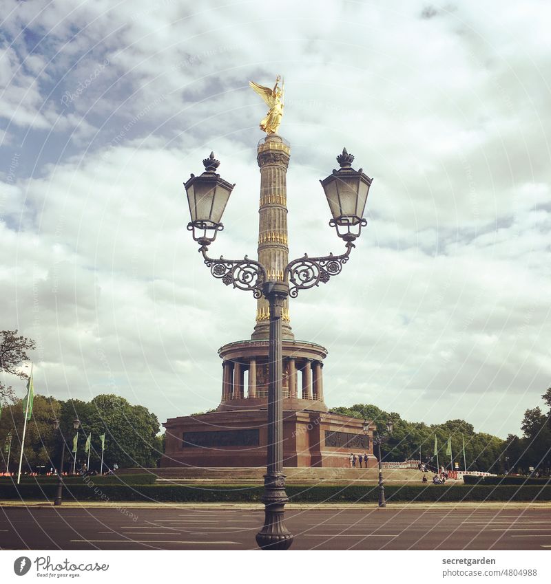 [hansa BER 2022] Auf der Suche nach Zettberlin nur die Siegessäule gefunden. Berlin Straßenbeleuchtung Straßenlaterne Straßenverkehr Gold braun grün Himmel