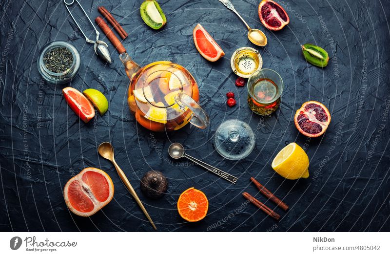 Früchtetee mit Zitrusfrüchten. Tee Teekesselchen trinken Frucht Teekanne Wasserkessel Glas Getränk frisch heiß Zitrone Marokkanischer Tee Grapefruit orange Kalk