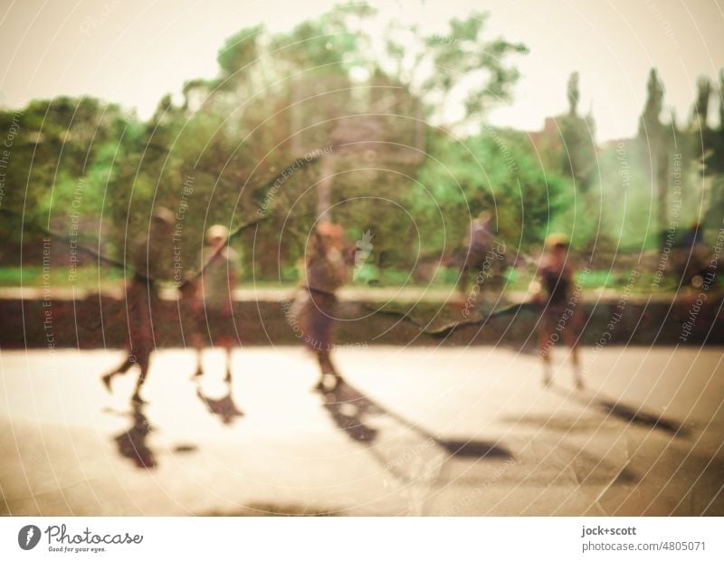 Die besten Dinge im Leben sind kostenlos ... wie Basketball im Park Basketballplatz Spielen Mauerpark Berlin Prenzlauer Berg Doppelbelichtung