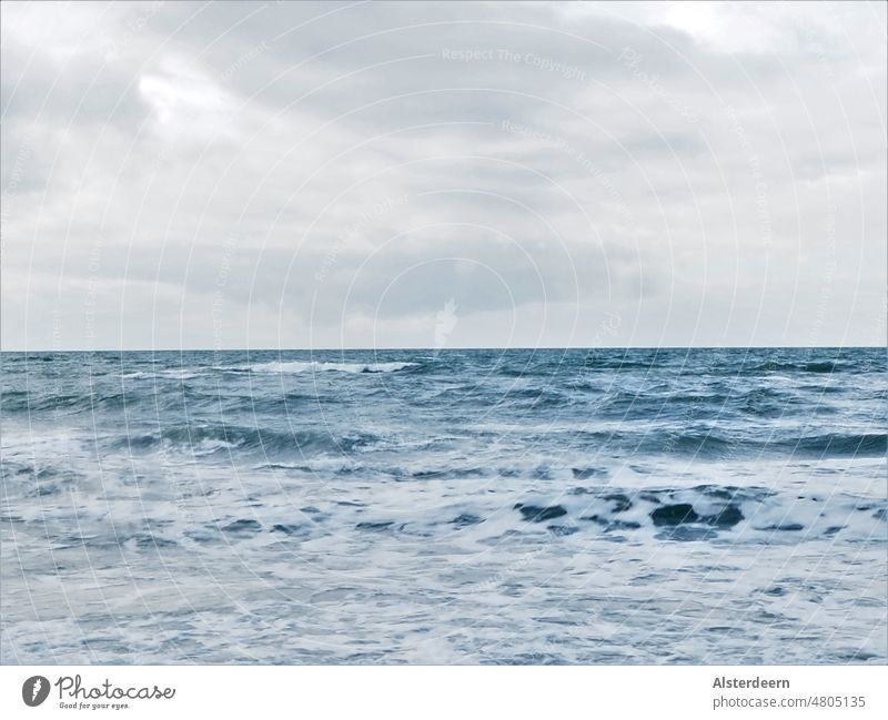 Wilde Ostsee  bedeckter Himmel Strand Sturm Wasser salzig Salz Gischt Küste Ferien & Urlaub & Reisen Meer Brandung Wellen Sand See nass Natur Wolken Urelemente