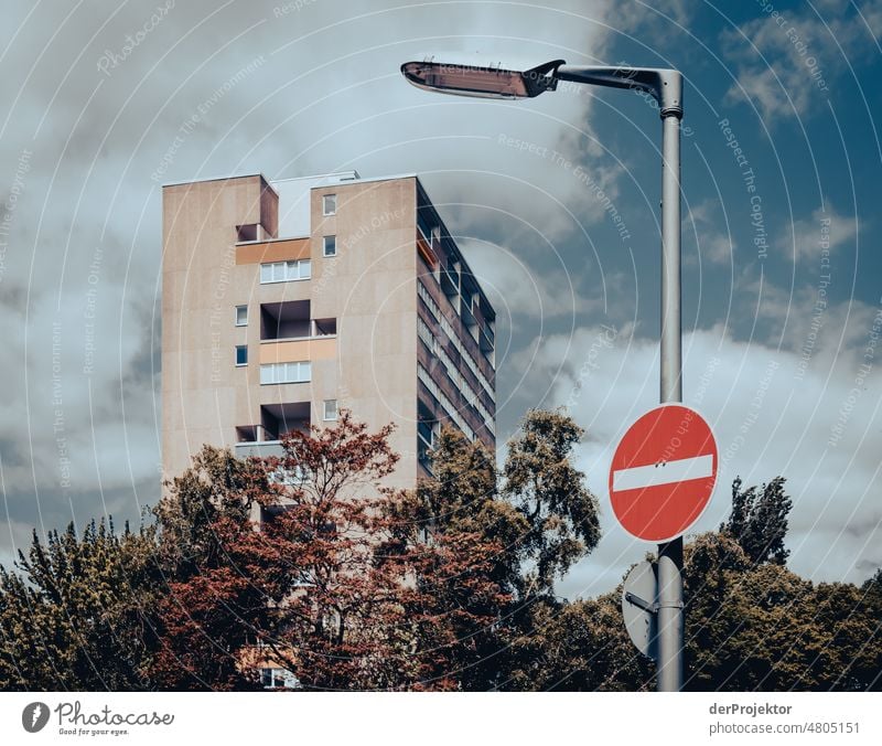 Haus mit Himmel und Straßenlaterne im Hansaviertel [Hansa BER 2022] II Historische Bauten Ferien & Urlaub & Reisen Schönes Wetter Tourismus Städtereise Freiheit