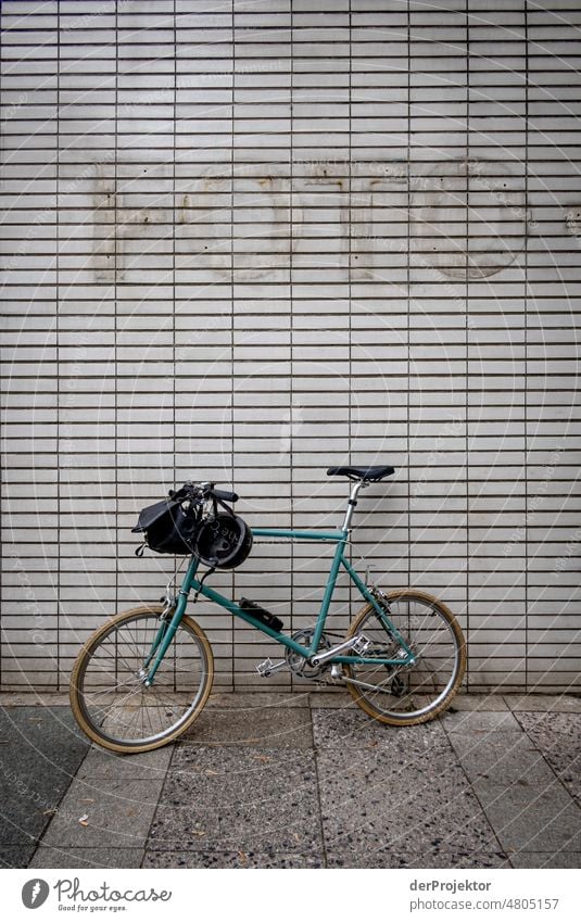 Fahrrad vor Wand mit Fotobuchstabenresten im Hansaviertel [Hansa BER 2022] Historische Bauten Ferien & Urlaub & Reisen Schönes Wetter Tourismus Städtereise