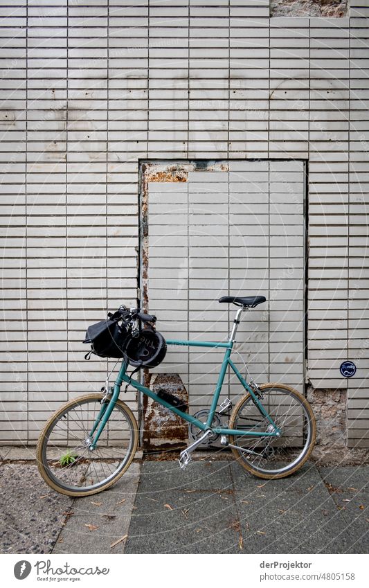 Fahrrad vor Wand mit Kinobuchstabenresten im Hansaviertel [Hansa BER 2022] Historische Bauten Ferien & Urlaub & Reisen Schönes Wetter Tourismus Städtereise