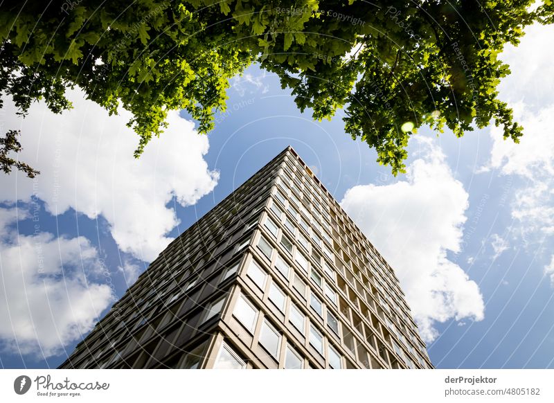 Haus mit Himmel und Baum im Hansaviertel [Hansa BER 2022] Historische Bauten Ferien & Urlaub & Reisen Schönes Wetter Tourismus Städtereise Freiheit Sightseeing