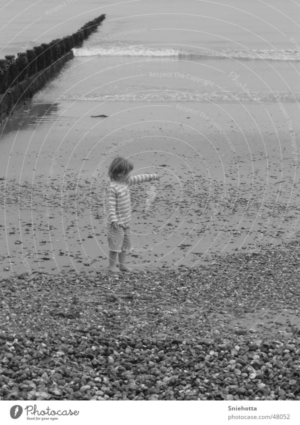 Mädchen am Strand Kind Meer England Wasser Stein