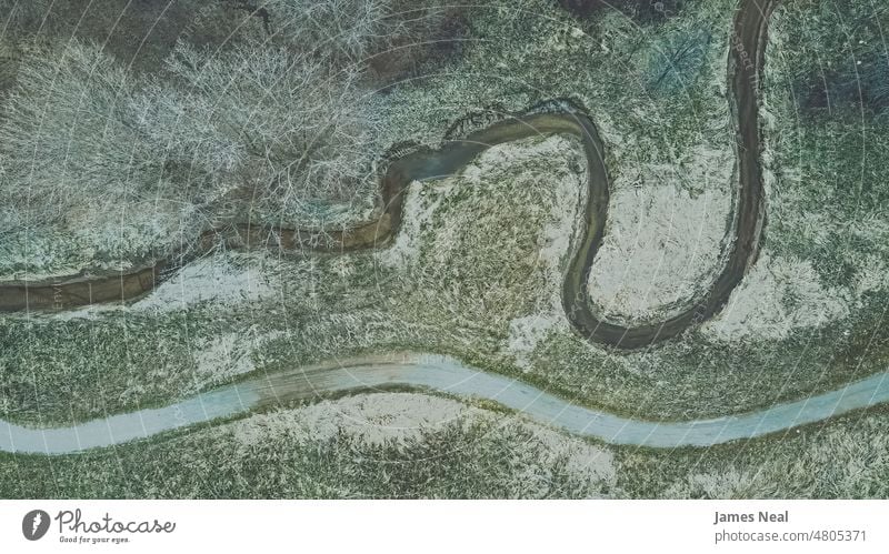 Ein Pfad folgt einem Bach im Frühling Gras natürlich Laubwerk friedlich Natur Wasser Tag Schönheit Hintergrund Bäume wild Vereinigte Staaten Baum Kurve