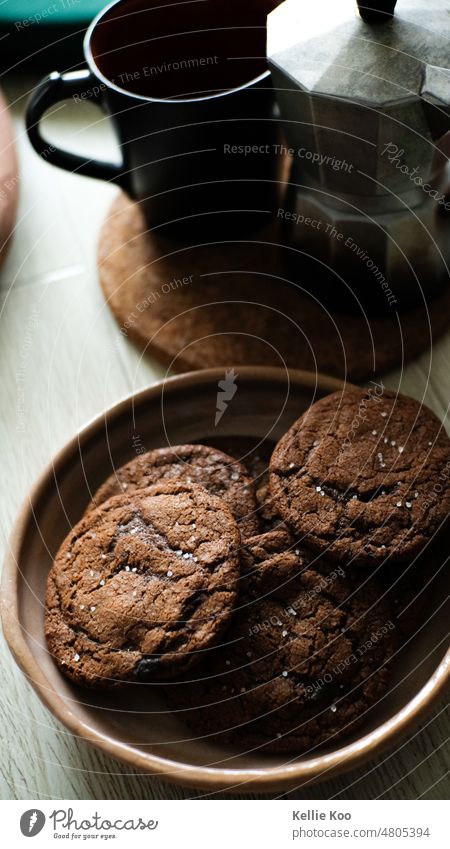 Hausgemachte Kekse und Kaffee Kaffeetasse Schokoladenplätzchen kalt Winter Kaffeetrinken Kaffeepause Heißgetränk genießen Kaffeebecher Café Nahaufnahme