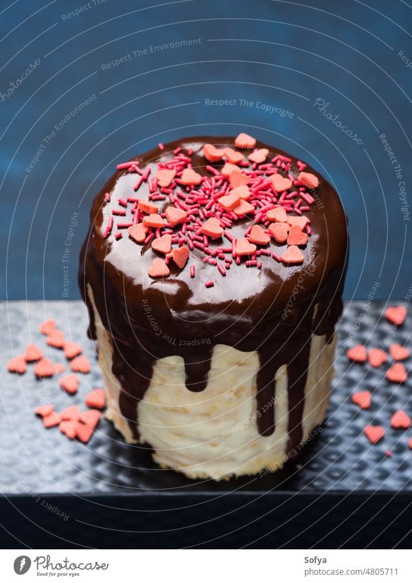 Frischkäsekuchen mit Schokoladenglasur, Streusel Kuchen feiern Herz Valentinsgruß romantisch Feiertag Dekor Sahne Käse dekorieren lecker Dessert Lebensmittel