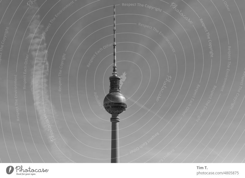 der Berliner Fernsehturm Himmel s/w bnw Mitte Tag Außenaufnahme Stadt Menschenleer Hauptstadt Stadtzentrum Architektur Bauwerk Schwarzweißfoto Gebäude