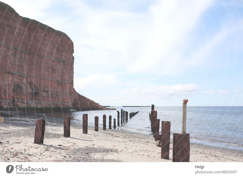 Rote Felsen an der Nordseite von Helgoland Insel Nordseeinsel rote Felsen Himmel Meer Horizont Pfähle Felsabbruch Wolken Frühling Licht Schatten hoch Natur