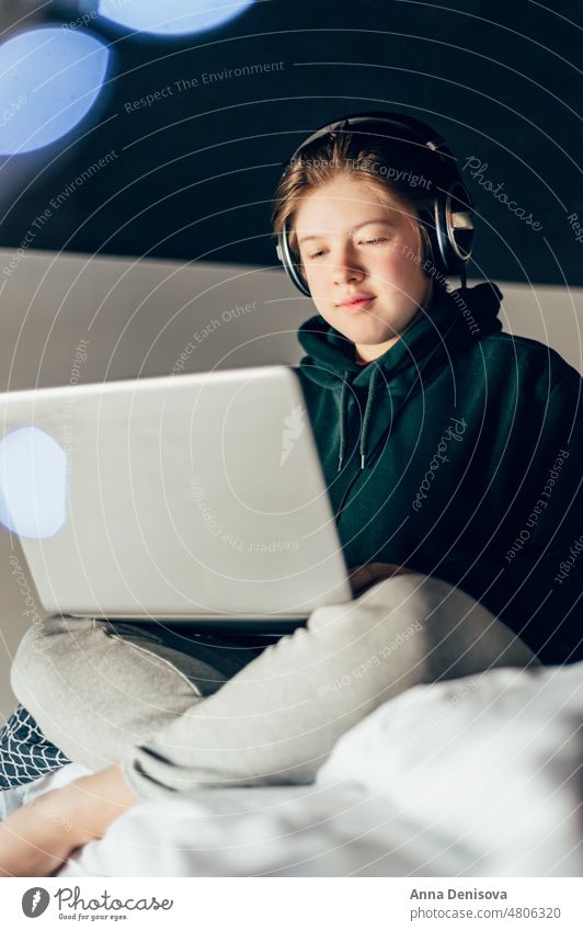 Teenager-Mädchen mit Laptop in der Wohnung online Schule Kind digital Bildung Hausaufgabe Selbstisolierung Technik & Technologie Computer heimwärts Kindheit