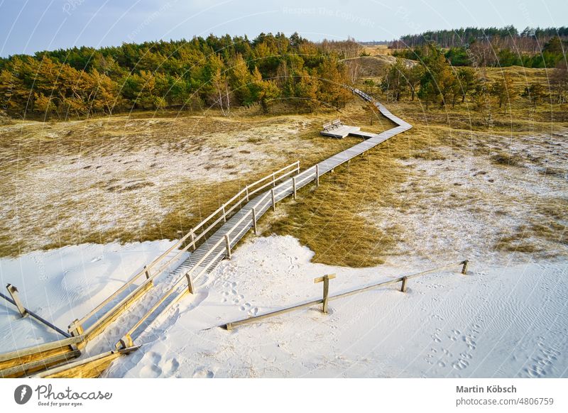 Wanderweg über einen Holzsteg zur hohen Düne auf dem Darss. National Park Steg Fußweg hohe Düne Ostsee MEER Sand Strand Himmel Darrs Zingst Aussichtspunkt