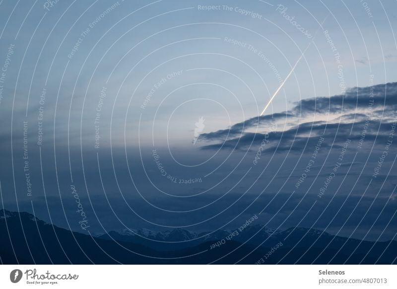 Abend über den Alpen Berge u. Gebirge Berge im Hintergrund Himmel Abenddämmerung Wolkenhimmel Horizont reisen Sonnenuntergang Natur Landschaft blau Farbfoto