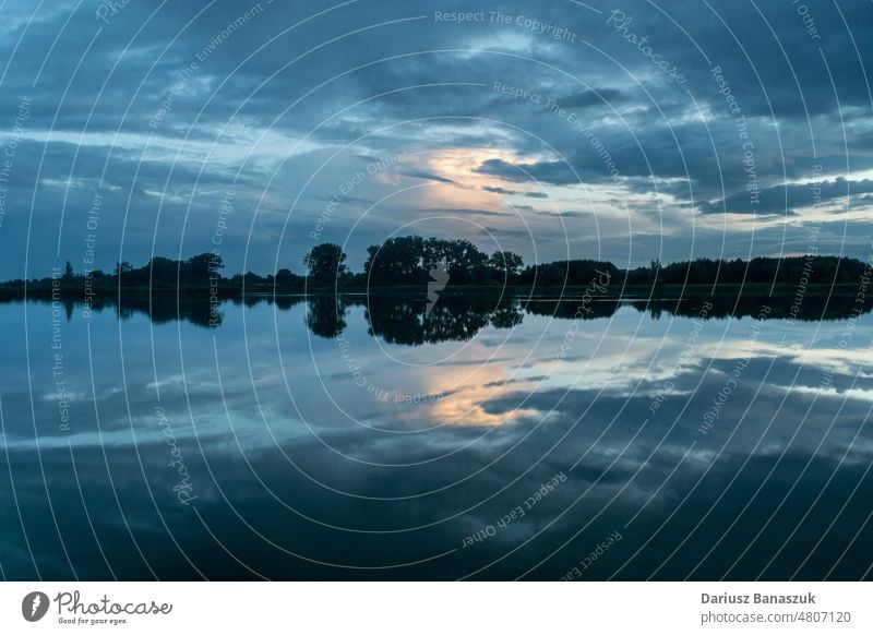 Malerische Wolken, die sich im Wasser spiegeln, Abendansicht See Cloud Reflexion & Spiegelung Himmel Sonnenuntergang im Freien Abenddämmerung Natur Horizont