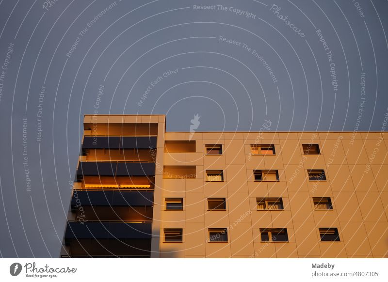 Saniertes Hochhaus mit Wohnungen und Apartments mit Balkons im Stil der Siebziger Jahre im Licht der Abendsonne an der Seckbacher Landstraße am Bornheimer Hang im Stadtteil Bornheim in Frankfurt am Main in Hessen