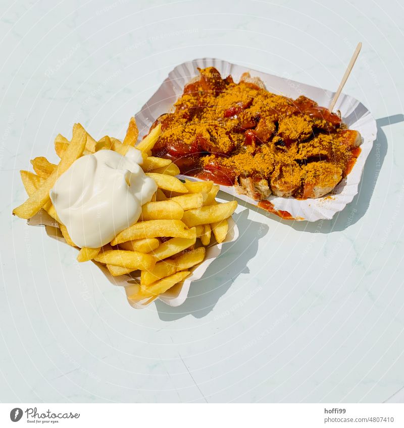 Currywurst Pommes Mayo Pommes frites Ketchup Mayonnaise Imbiss kultig Fastfood imbissstand Bratwurst fritiert Wurstwaren heißhunger suchtgefahr