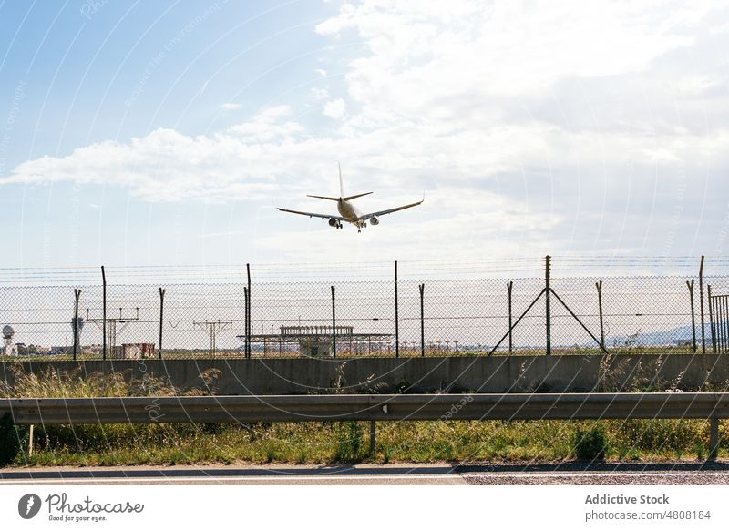 Flugzeug fliegt über Landebahn in Landschaft Flughafen Luftverkehr Fluggerät Verkehr Fliege Ebene Landen Flugplatz reisen Abheben Fahrzeug modern Air Ausflug