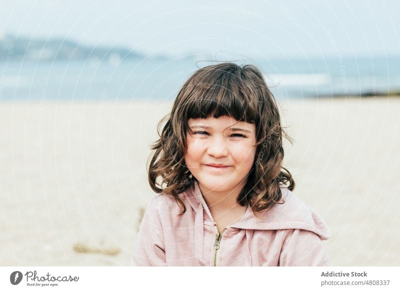 Nettes Mädchen ruht am Strand ruhen Sommer Wochenende Urlaub tagsüber Porträt dunkles Haar Vorschein bezaubernd Kind niedlich Küste Kindheit