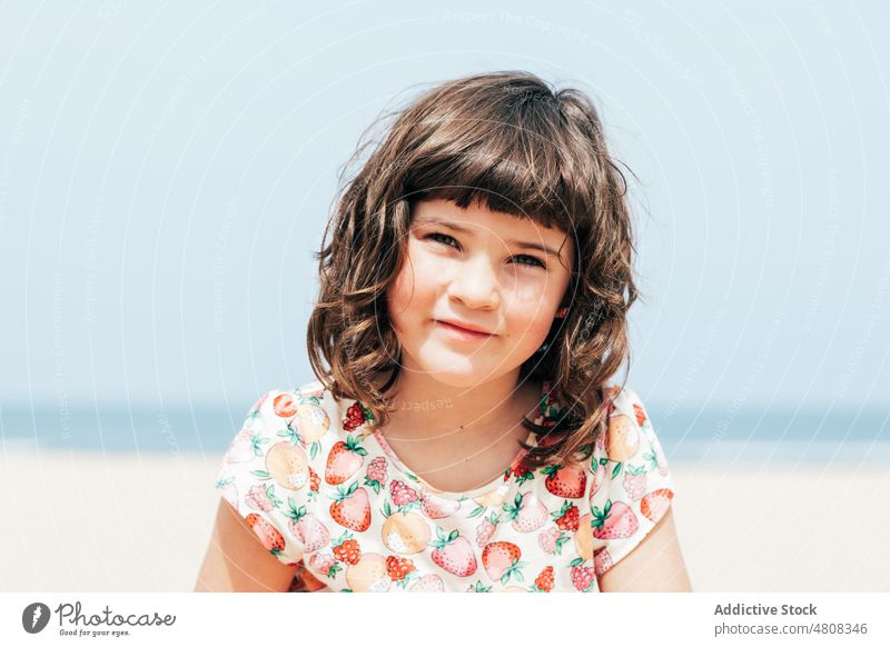 Nettes Mädchen ruht am Strand ruhen Sommer Wochenende Urlaub tagsüber Porträt dunkles Haar Vorschein bezaubernd Kind niedlich Küste Kindheit