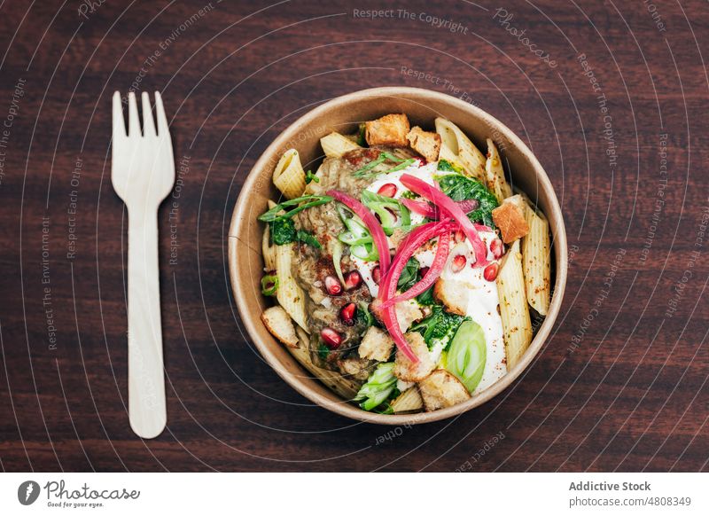 Leckere Nudeln in einer Papierschüssel serviert Spätzle Schalen & Schüsseln zum Mitnehmen Speise Restaurant lecker Garnierung Gabel Portion dienen Saucen