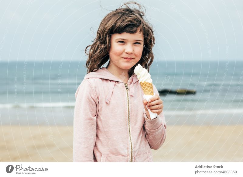 Mädchen isst Eiscreme am Strand Speiseeis lutschen Sommer Wochenende essen genießen Glück MEER Dessert ruhen Kind Urlaub Küste sich[Akk] entspannen süß Freude