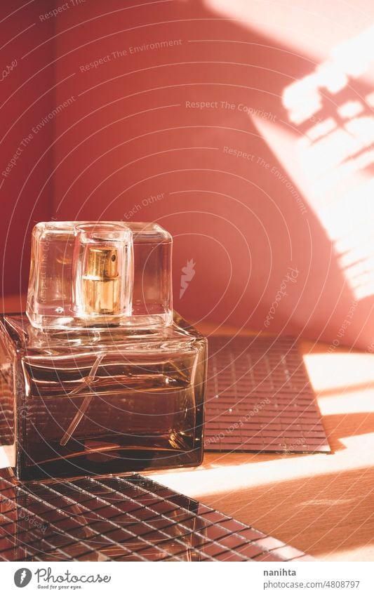 Studiostillleben eines Retro-Männerparfums Köln männlich Mode retro trendy Produkt Spiegel Glanz Zubehör Atmosphäre Duftwasser Wittern altehrwürdig Schönheit