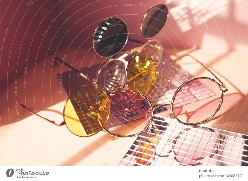 Frische Kollektion trendiger Sommer-Sonnenbrillen Brille Mode trendy rosa Produkt Stillleben Spiegel retro altehrwürdig Reflexion & Spiegelung Atelier